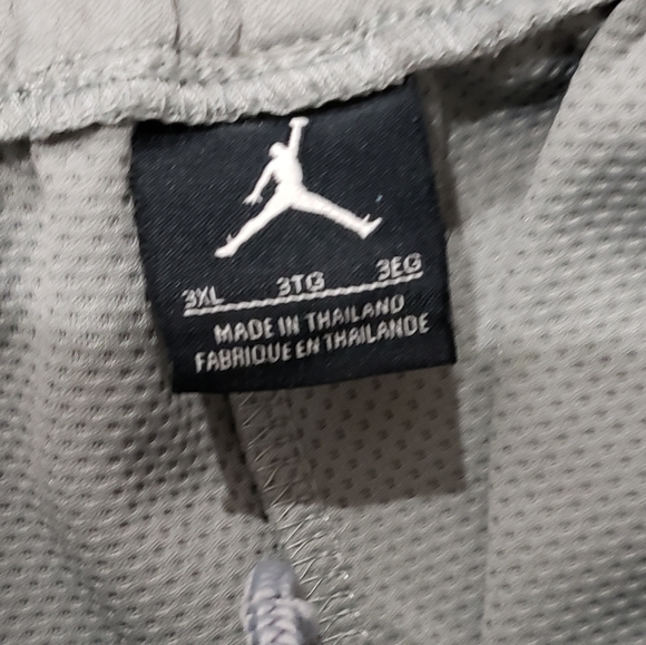 Men's shorts - Picture 2 of 3